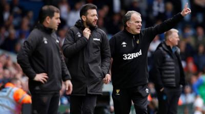 Bielsa da instrucciones junto a su cuerpo técnico.