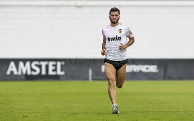 Gayà corre al margen (Foto: Lázaro de la Peña / Valencia CF)