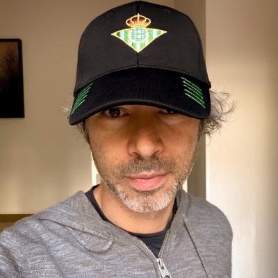 James Rhodes con su gorra del Betis.