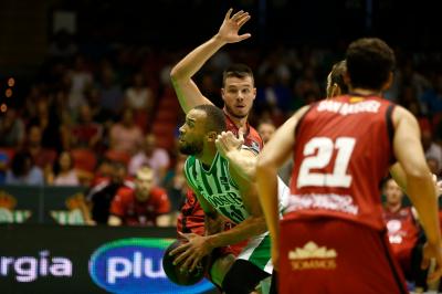 Demetrius Conger intenta anotar para el Coosur Betis en la cuarta jornada de la Liga Endesa frente al Casademont Zaragoza