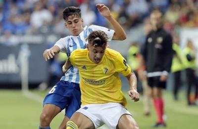 Iván Alejo, defendiendo un balón ante la presión de Cristo (Foto: LaLiga).