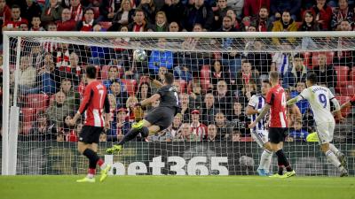 El meta Unai Simón ve como el balón se introduce en su portería (Foto: Athletic Club).