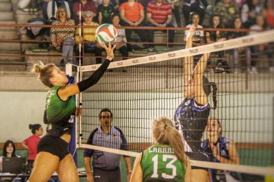 Oihane Gutiérrez intenta superar el bloqueo rival (Foto: Sergio Iglesias).