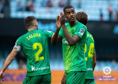 Isak celebra su gol en Balaídos durante el Celta-Real Sociedad (Foto: LaLiga).