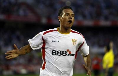 Luis Fabiano celebra un gol con la camiseta del Sevilla.