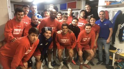 Kayce, junto a sus compañeros de vestuario del Siero (Foto: @SieroClub).