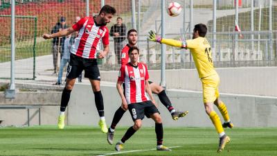 Nolaskoain cabecea un balón frente a Riesgo en el amistoso Athletic-Eibar disputado el 21 de marzo (Foto: Athletic Club).