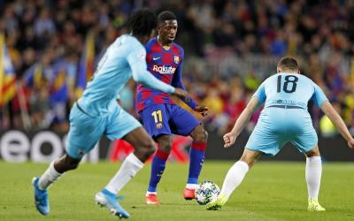 Dembélé, rodeado de jugadores del Slavia de Praga (Foto: UEFA). 