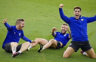 Gaizka Larrazabal, Iñigo Martinez y Muniain divirtiéndose en Lezama. 