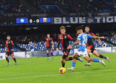 Insigne intenta un centro desde la banda.