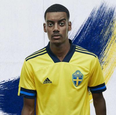 Alexander Isak posa con la nueva camiseta de Suecia.