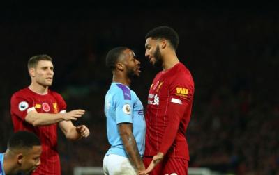 Disputa entre Sterling y Joe Gómez.