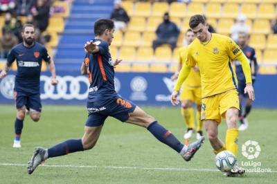 Harper, encarando a Diego González en el Alcorcón-Málaga (Foto: LaLiga).