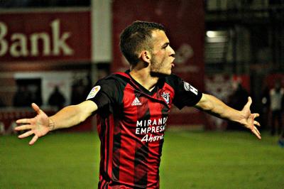 Iñigo Vicente celebra un nuevo gol con el Mirandés (Foto: Mirandés).