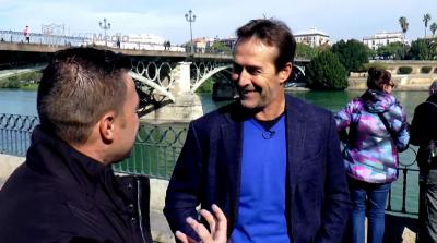 Lopetegui, con Antoñito, por Triana.