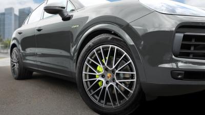 El neumático Hankook se instala en el Porsche Cayenne.