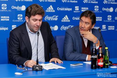 Manolo Zambrano y Jesús Pulido, en la presentación del programa de actos del 130 aniversario del Recreativo. (Manu López / Albiazules.es).