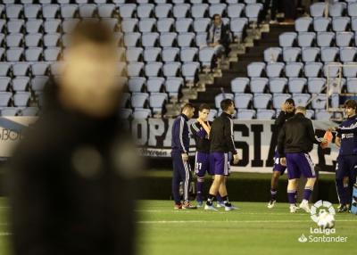 El Real Valladolid, calentando en Vigo.