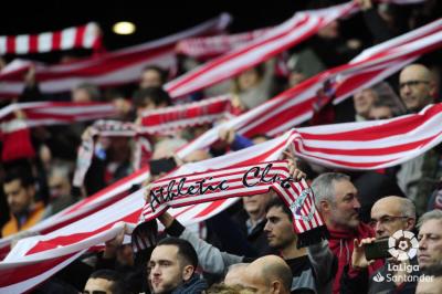 La afición del Athletic en el partido ante el Granada (Foto: LaLiga).