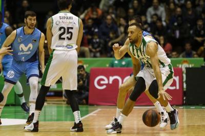 El bético Demitrius Conger con la pelota (foto: ACB).