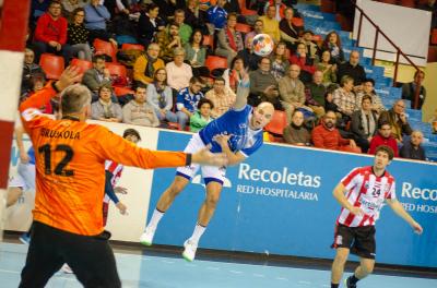 Adrián Fernández lanza ante el Puerto de Sagunto (Foto: Recoletas Atlético Valladolid).