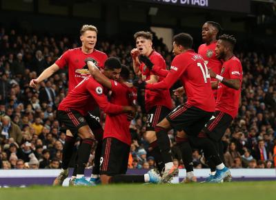 Celebración del gol de Martial al Manchester City.