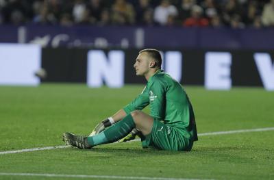 Lesión de Jasper Cillessen contra el Levante (Foto: David González).