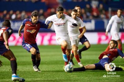 Éver Banega en el partido Osasuna-Sevilla.