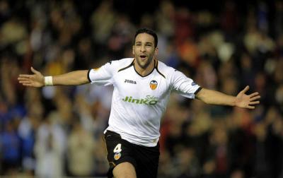 Adil Rami celebra un gol en su etapa en el Valencia CF. (Foto: UEFA)