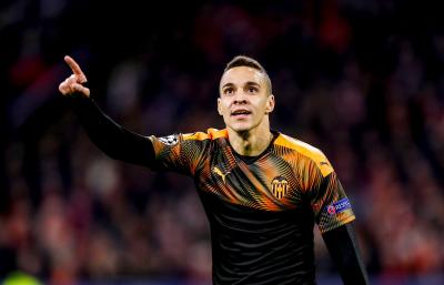 Rodrigo celebra el 0-1 en el Ajax-Valencia (Foto: Lázaro de la Peña / VCF)