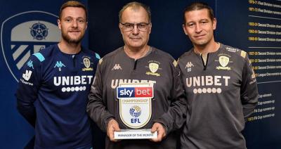 Marcelo Bielsa con el trofeo que le acredita como mejor entrenador de noviembre en la Championship (Foto: Leeds United).