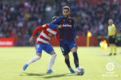 Rochina conduce el balón (Foto: LaLiga). 