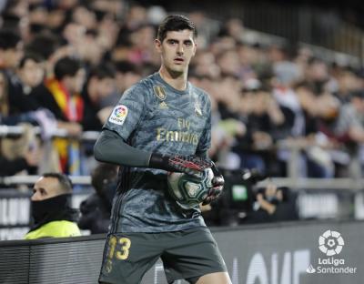 Courtois sujeta el balón en Mestalla (Foto: LaLiga Santander).