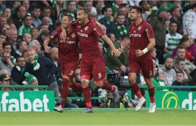 Los jugadores de Cluj celebran un gol.