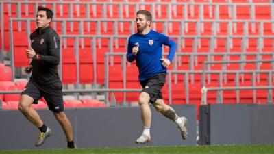Iker Muniain corriendo sobre el césped de San Mamés junto al readaptador Imanol Martín (Foto: Athletic Club).