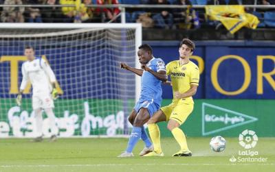 Djené y Gerard Moreno pelean un balón en el Villarreal-Getafe (Foto: LaLiga Santander).