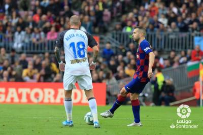 Aleix Vidal presiona a Jordi Alba en el Barcelona-Alavés (Foto: LaLiga).