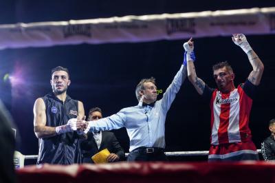 Jon Fernández, con la camiseta de Ibai Gómez, vencedor ante Houya (Foto: Edu del Fresno).