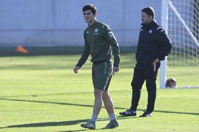 Carles Aleñá, durante su primer entrenamiento con el Betis (Foto: Kiko Hurtado).