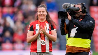La medallista Ainhoa Hernández este domingo en San Mamés (Foto: Athletic Club).