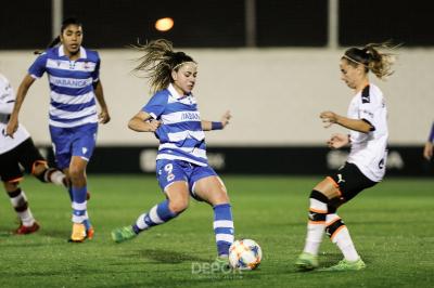 Athenea conduce el balón durante el Valencia-Deportivo Abanca (Foto: RCD).