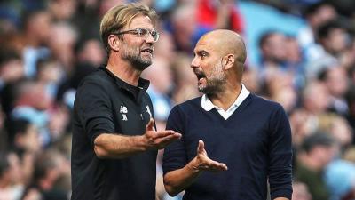 Pep Guardiola, junto a Klopp durante un partido en la Premier.