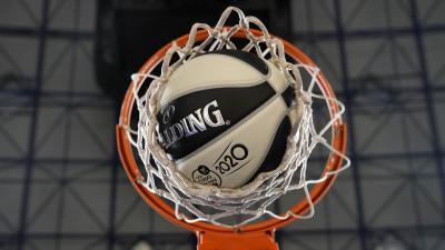 Un balón de la ACB entrando en una canasta.