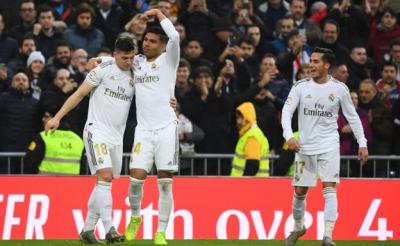Casemiro, Jovic y Lucas Vázquez celebran el 1-0 al Sevilla. (Foto: EFE)