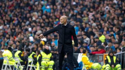 Zidane da indicaciones a sus jugadores frente al Sevilla (Foto: EFE).