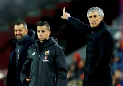 Setién da indicaciones a sus jugadores en la banda.