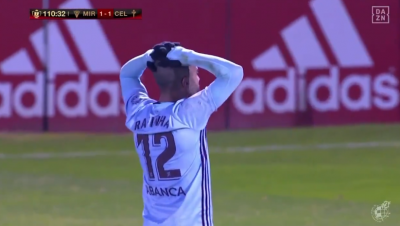 Rafinha se lamenta después de ser expulsado durante el Mirandés-Celta de Vigo.