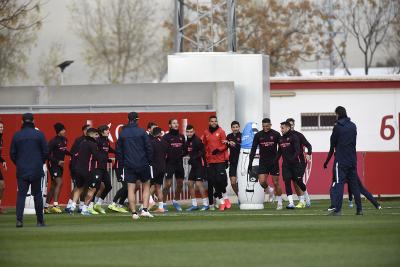 Los jugadores del Sevilla, en el entrenamiento de este viernes (Foto: Kiko Hurtado).