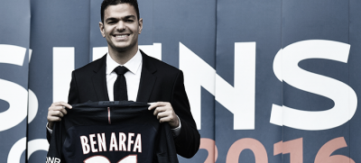 Ben Arfa posa con la camiseta del PSG.