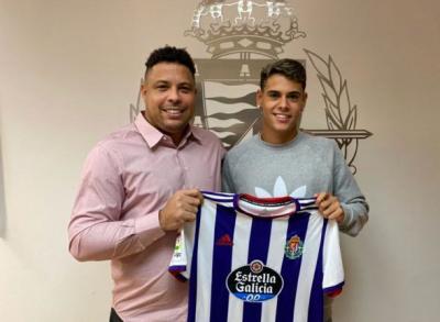 Lucas Freitas, junto a Ronaldo Nazário, con la camseta del Real Valladolid (Foto: @Ronaldo).